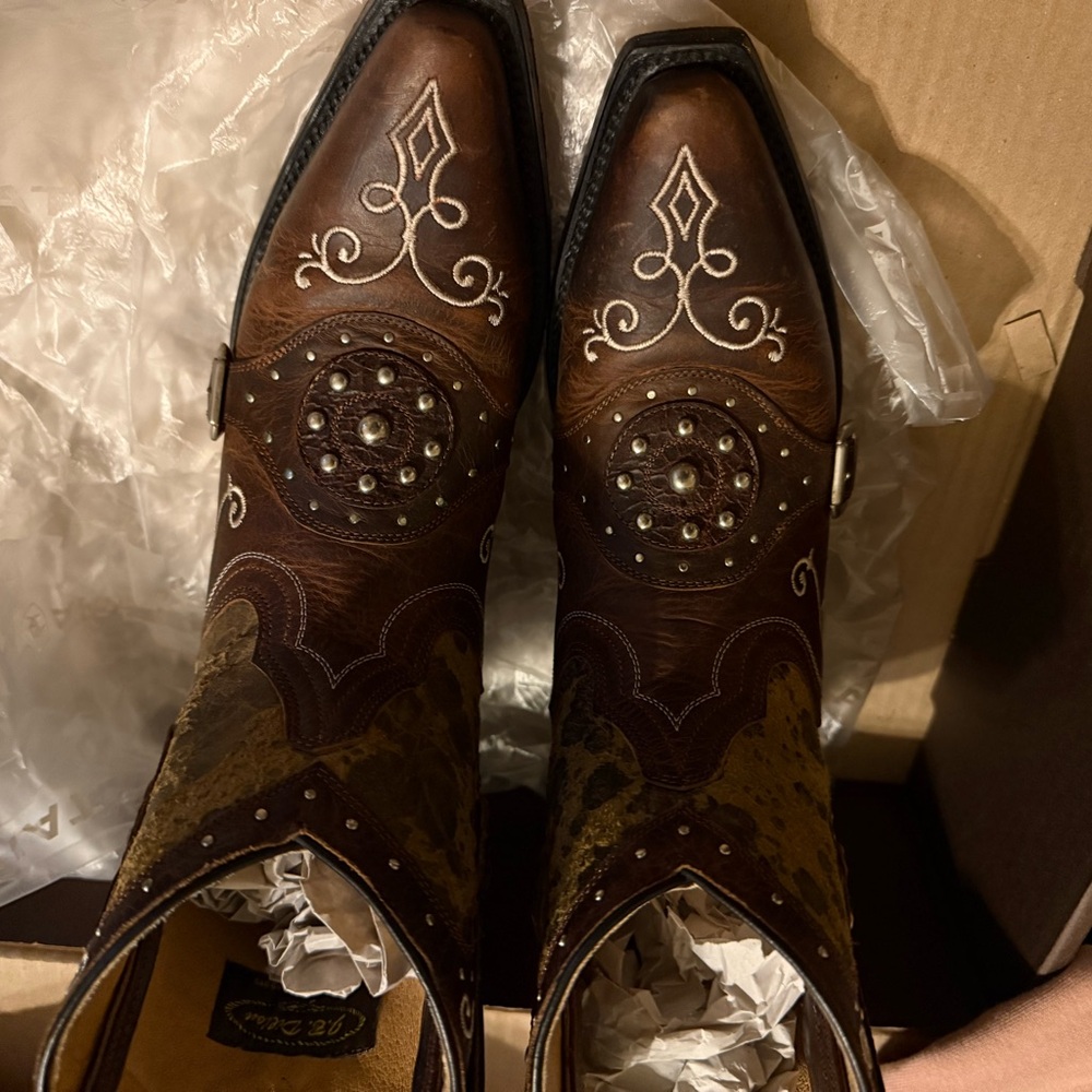 Elegant Embroidered Leather Ankle Boots